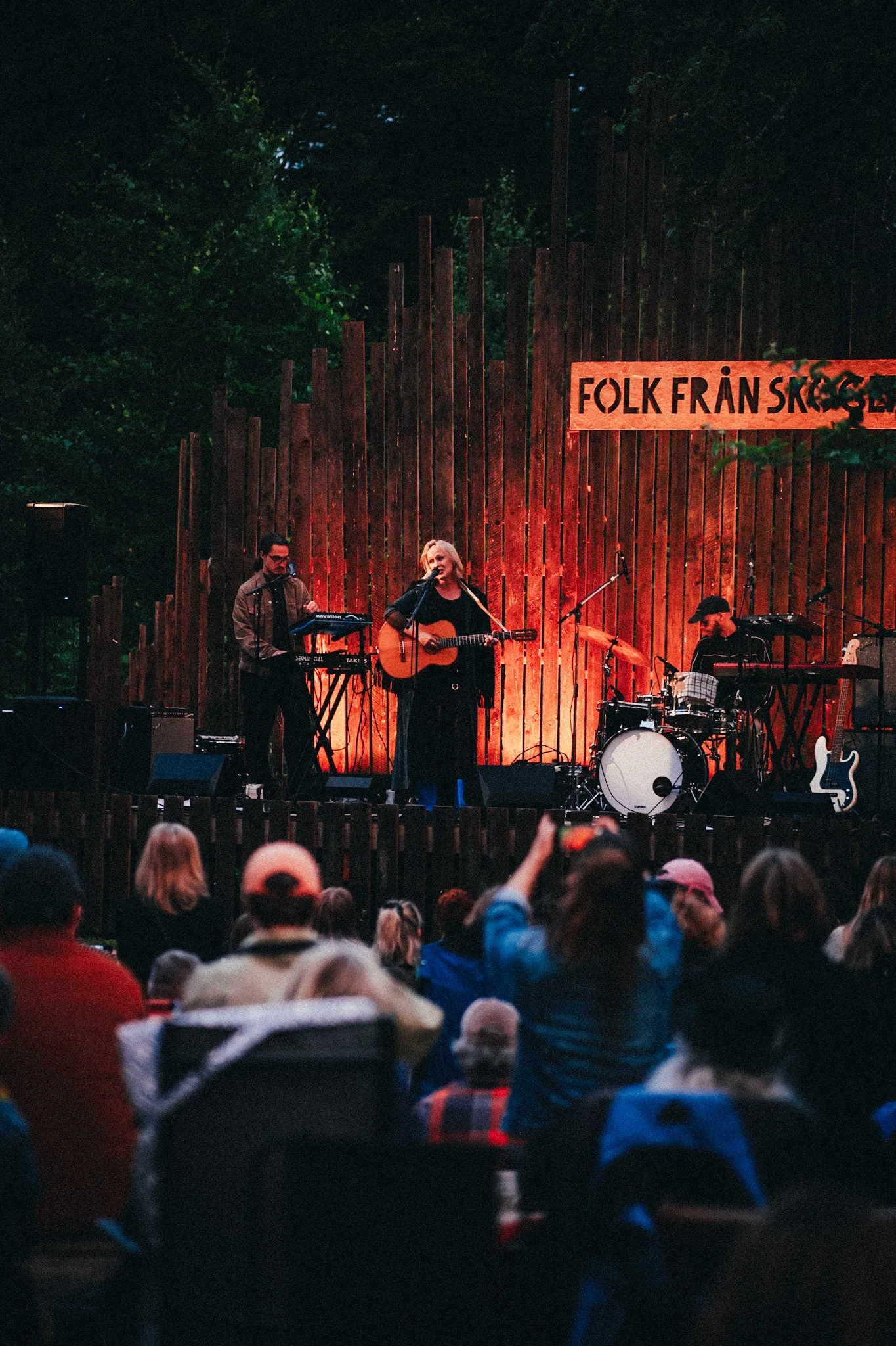 Moonica Mac på ängen under folk från skogen 2025