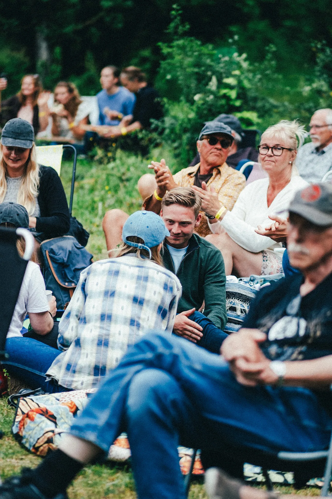 Mingelfoto på leende festivalbesökare