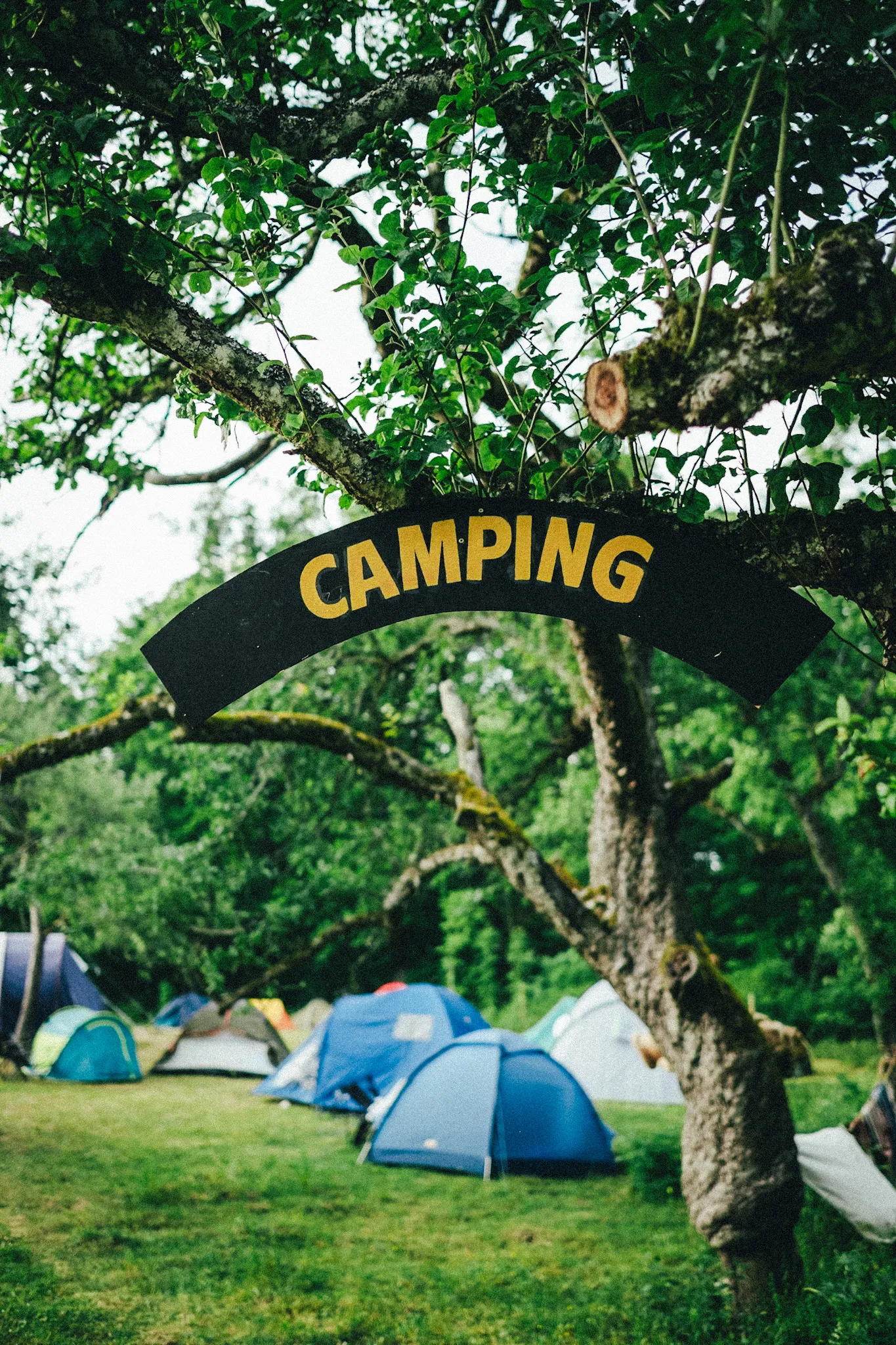 Tält och campingskylt