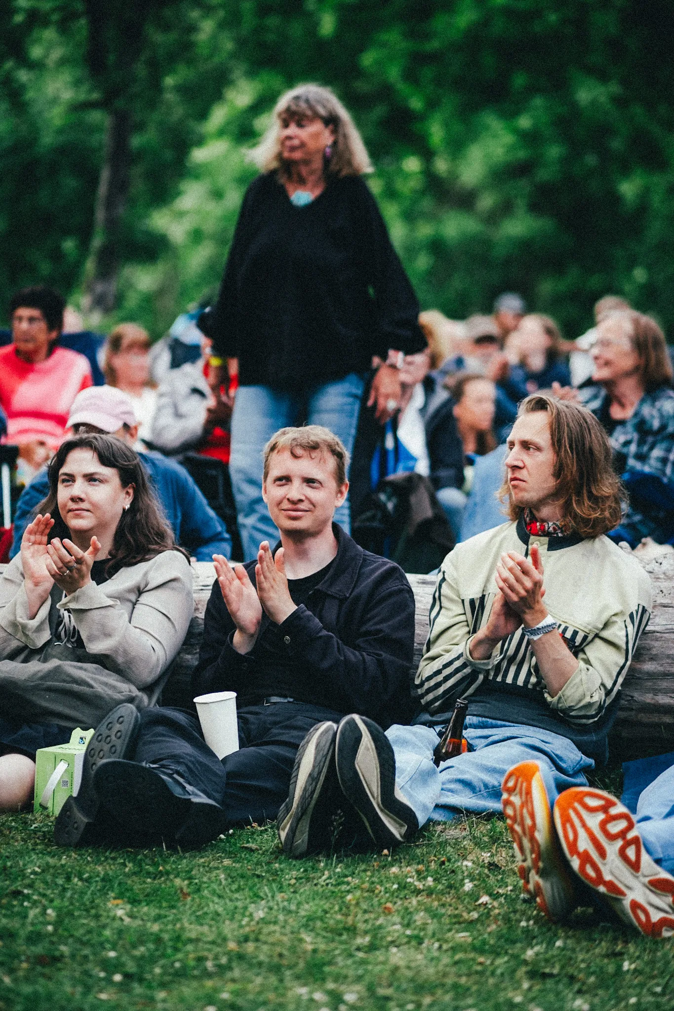 Applåderande publik. Ottilia, Noel och Jonte.