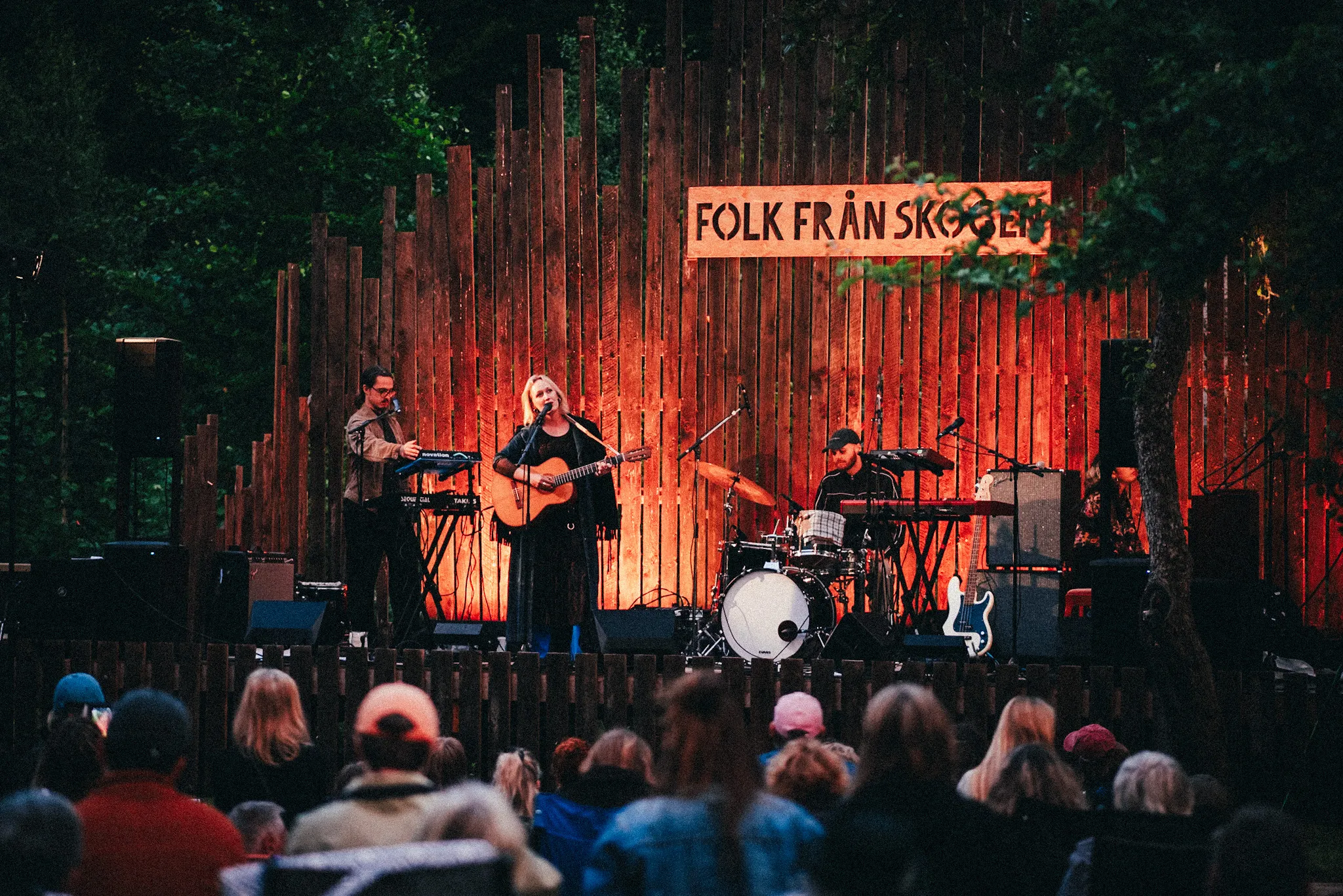 Tiger & Träden med band på folk från skogen-scenen